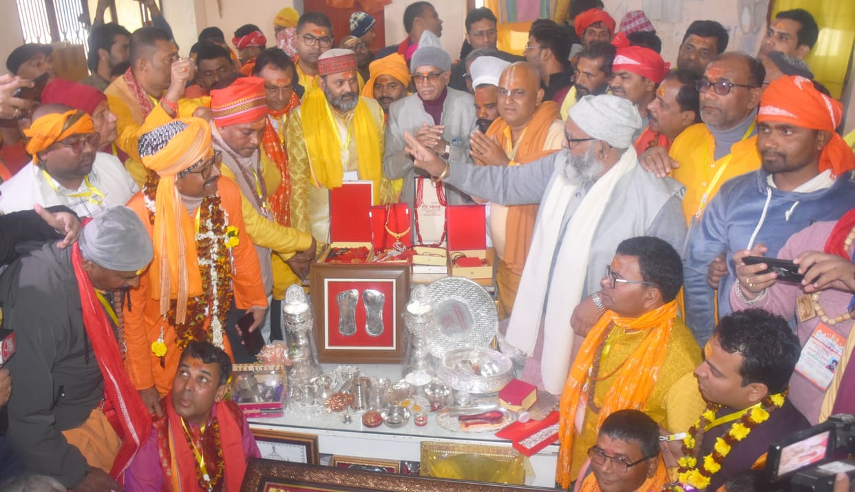 Pran Pratishtha: Coat, sweets and seasonal fruits brought from in-laws' house for Shri Ram