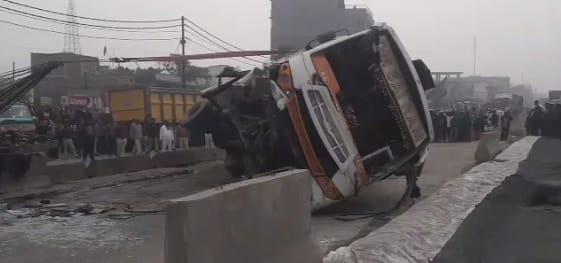Bihar News: Bus accident in Patna, accident due to front wheel coming off; driver absconding