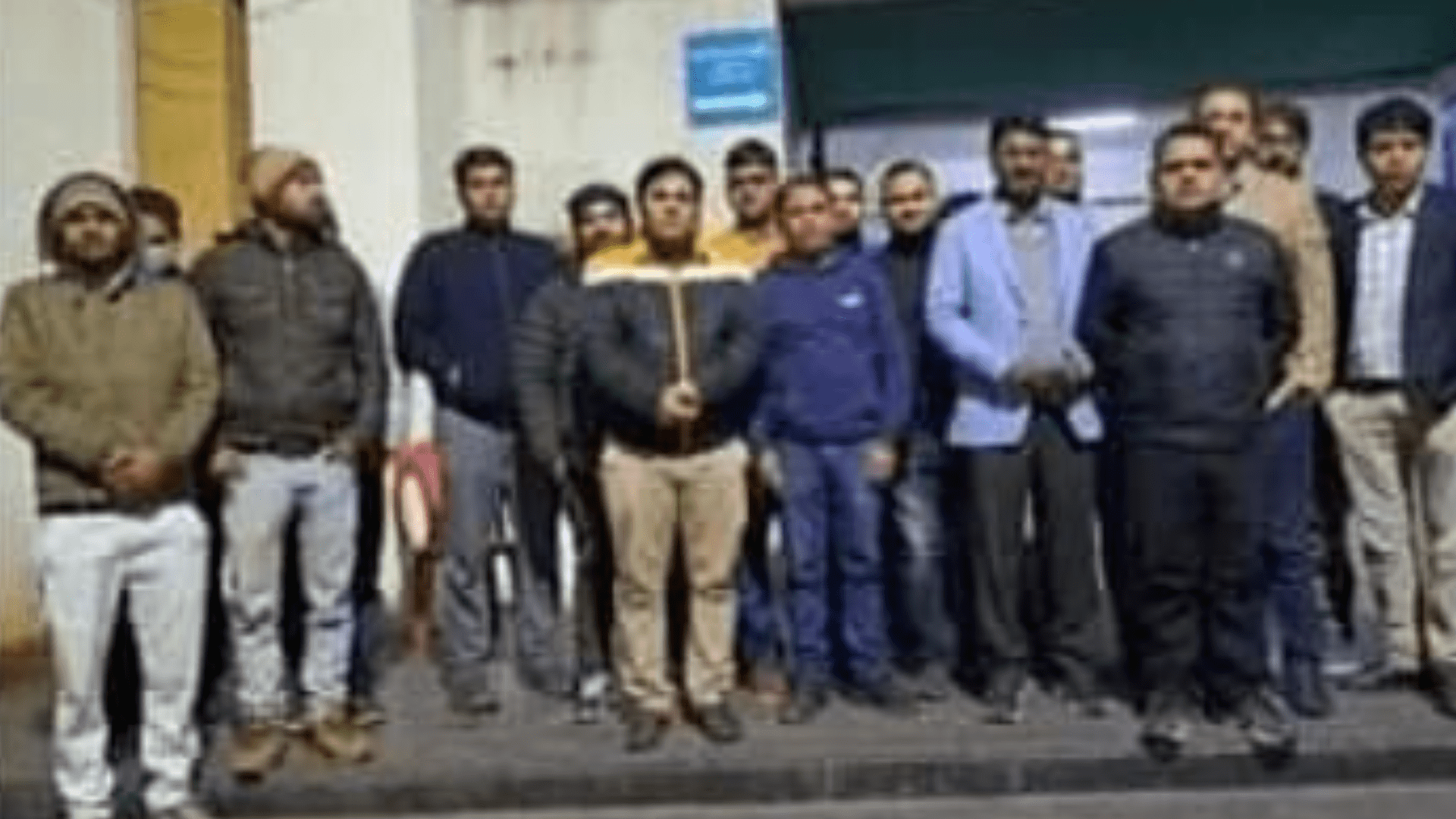 डॉक्टरों ने विरोध में किया काम ठप