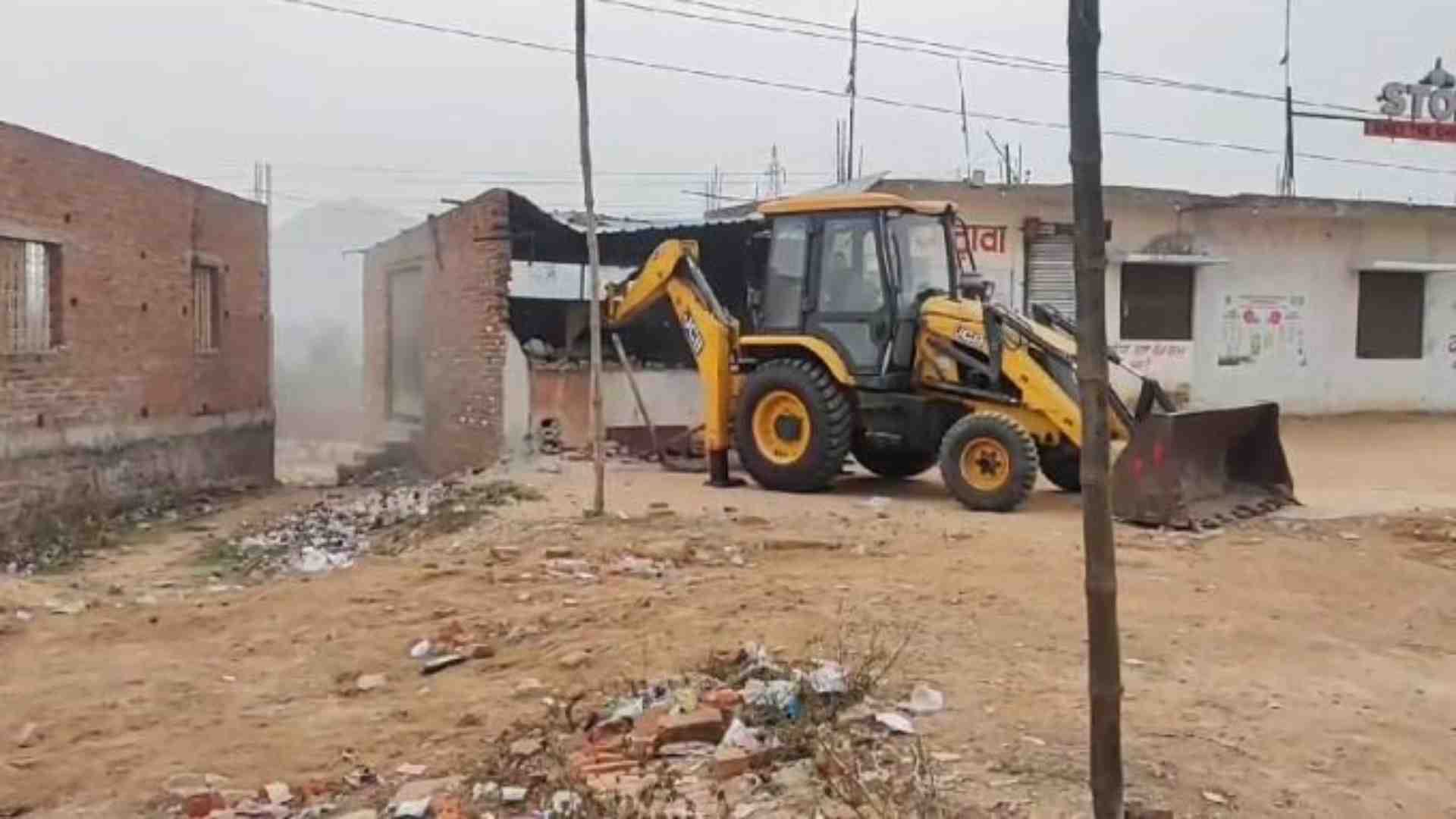 ढाबे पर चलाया गया बुलडोजर।