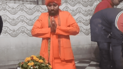 Darbhanga: गंगाजल लेकर पदयात्रा के लिए तैयार हुआ रामभक्त, ढोलबाजे के साथ भाजपा जिलाध्यक्ष ने किया रवाना Devotee leaves Darbhanga for Ayodhya with Ganga water