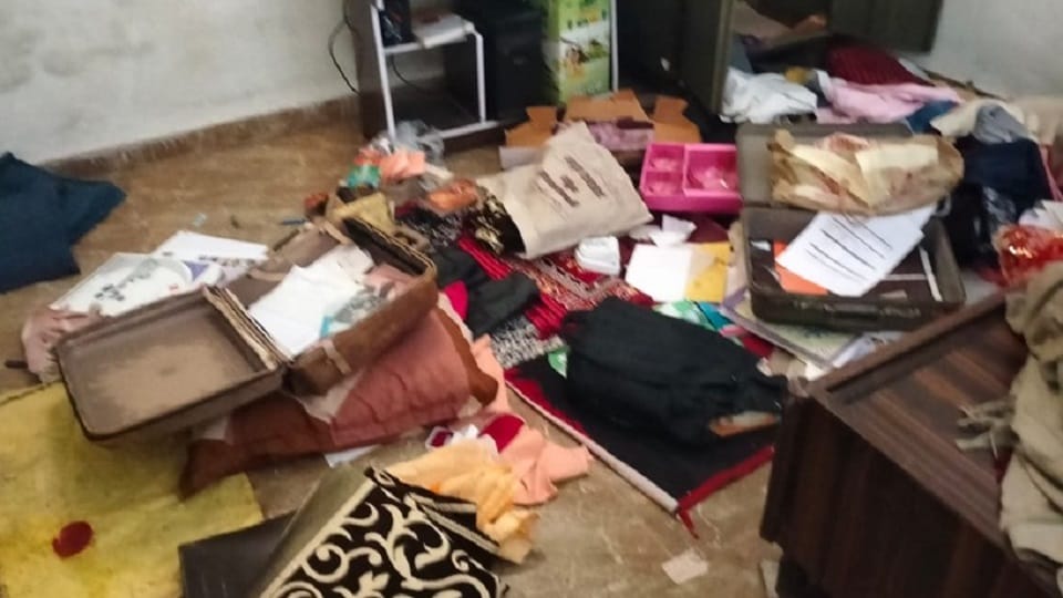 Thieves targeted an abandoned house goods worth lakhs including jewelery and cash were stolen in Kabirdham