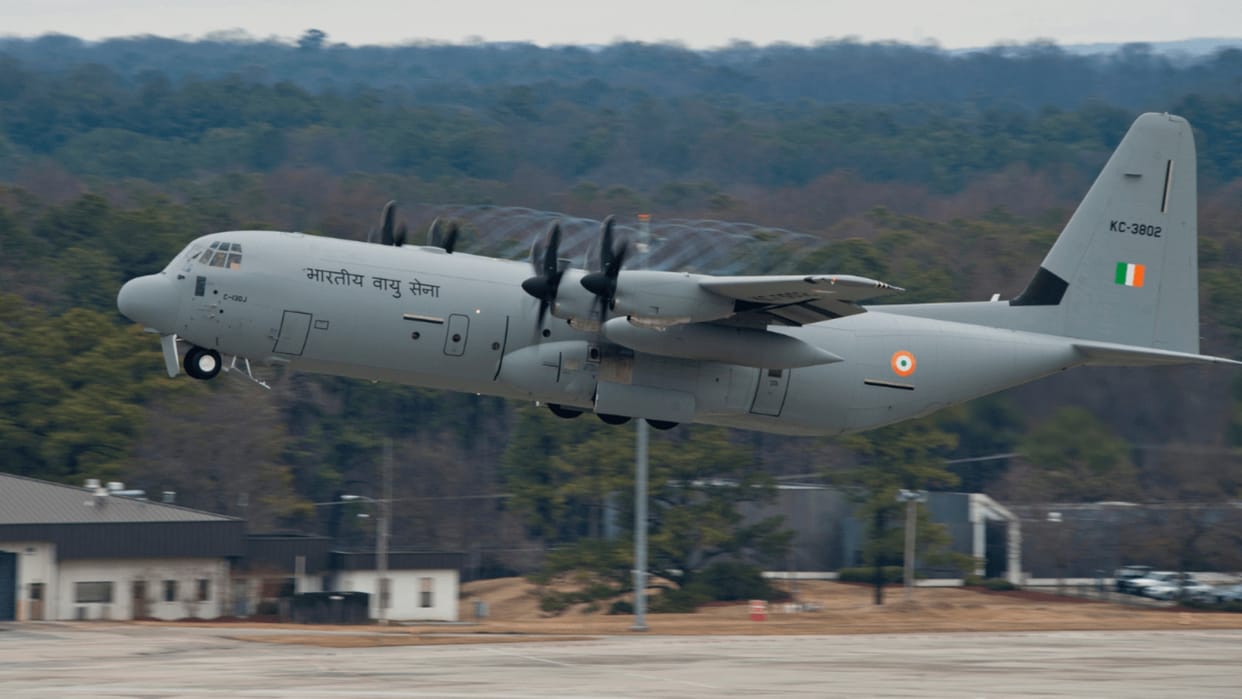 indian air force succesfully landed c 130j hercules aircraft at kargil airstrip in night share video