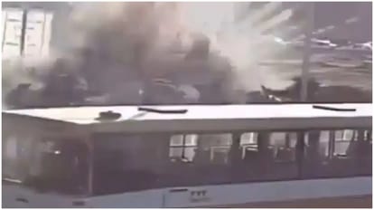 Iran: ईरान में दोहरे बम धमाके का वीडियो आया सामने; भीड़भाड़ इलाके में बस के पास हुआ विस्फोट, फिर... iran twin blast: Video Shows Moment Bomb Blast Ripped Through Busy Iran Street,