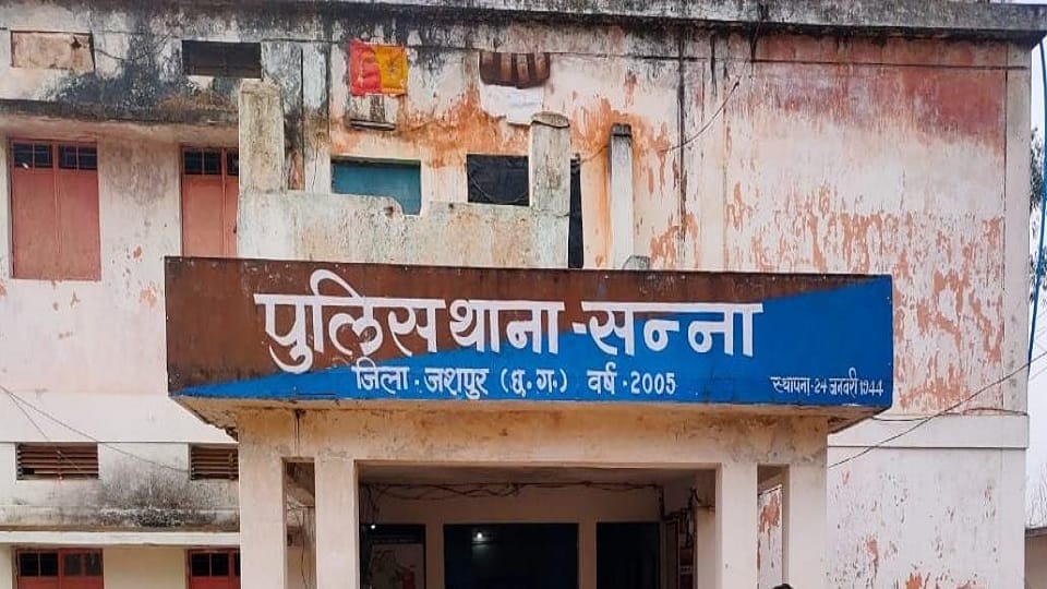 Youths stealing wood beat up forest officer in Jashpur