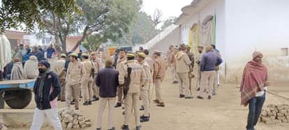 गांव में भारी पुलिस बल तैनात।