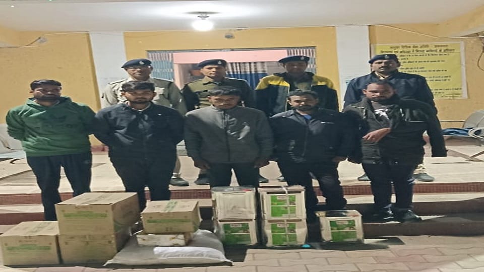 Five accused arrested for stealing grocery shop goods stolen goods also seized in Janjgir Champa
