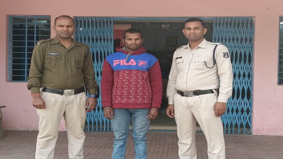 पुलिस की गिरफ्त में आरोपी