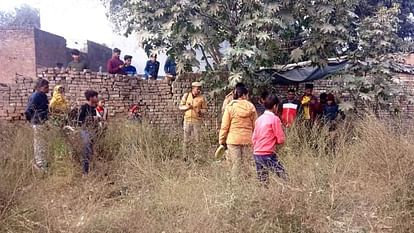 Bareilly News: नर्सिंग होम के नजदीक किसी ने झाड़ियों में फेंका नवजात, कुत्तों ने नोचा; पुलिस जांच में जुटी Dogs scratched newborn in bushes near nursing home in Bareilly