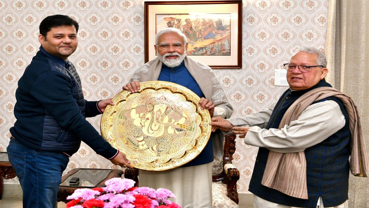 Governor meets PM: Governor Kalraj Mishra had a special meeting with the PM at Raj Bhavan, presented a memento
