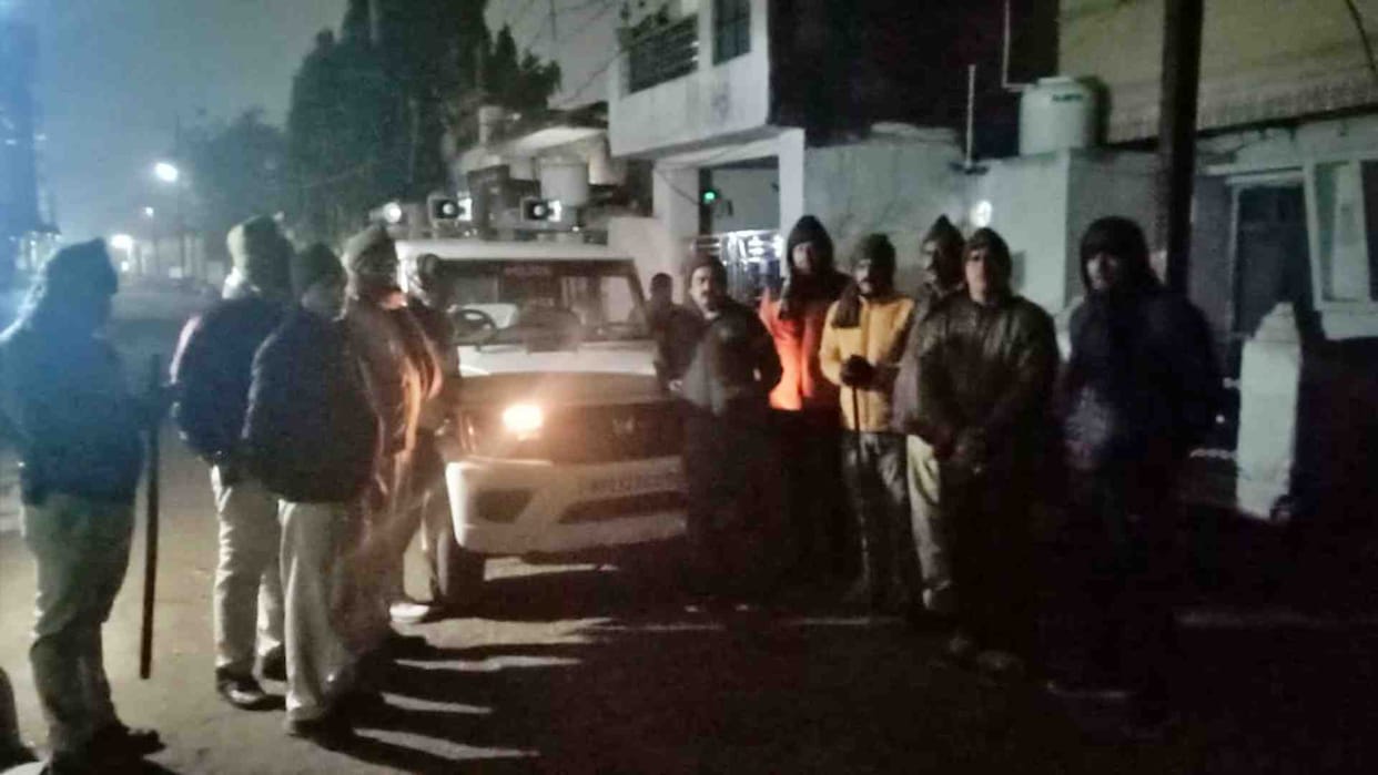 Hindu organization demonstrated to stop cow slaughter in Damoh