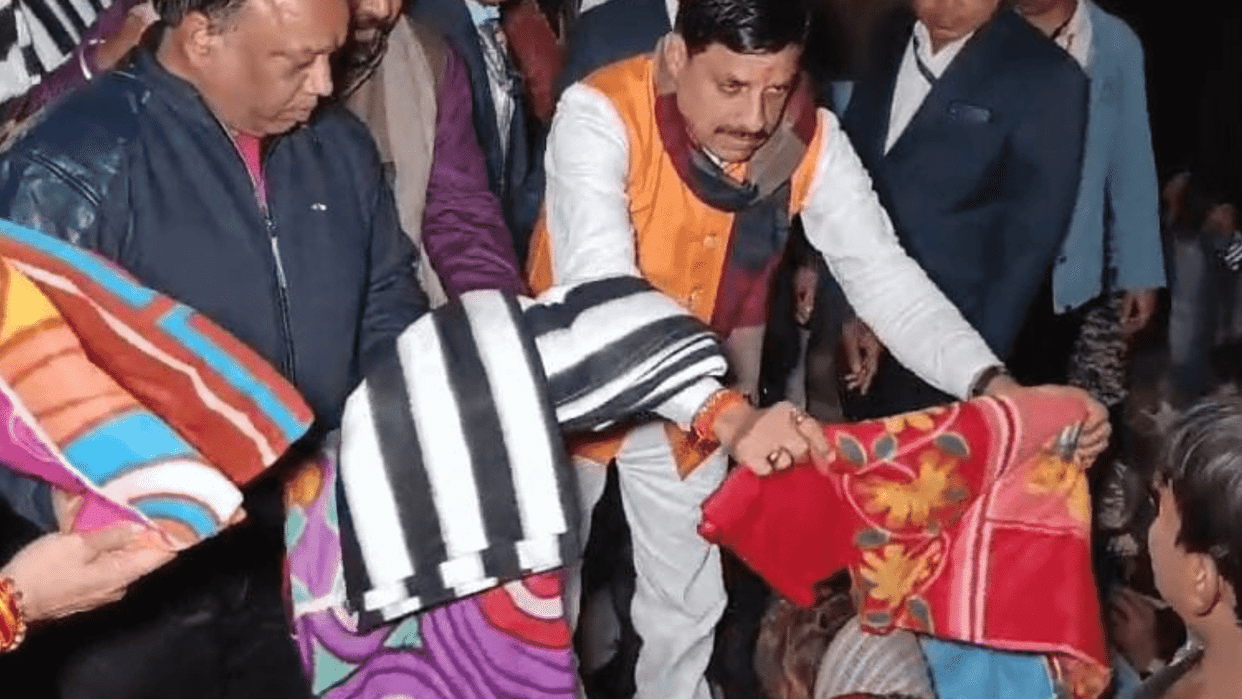 Ujjain News: MP CM Mohan Yadav Distributed Blankets to People Sleeping On Roadside