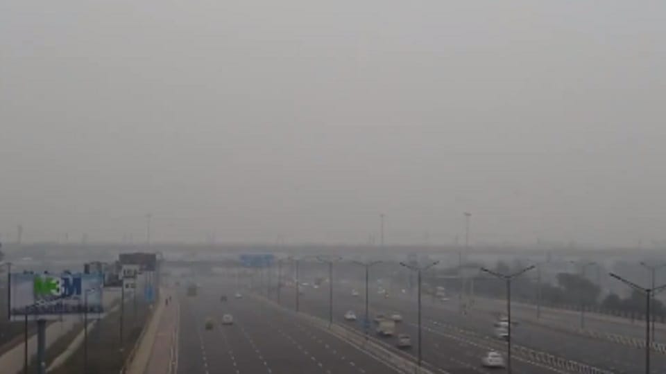 Cold wave continues in Delhi hazy sky since morning