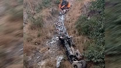 Truck falls into ditch near Devprayag driver dies Accident Srinagar Pauri Garhwal Uttarakhand news