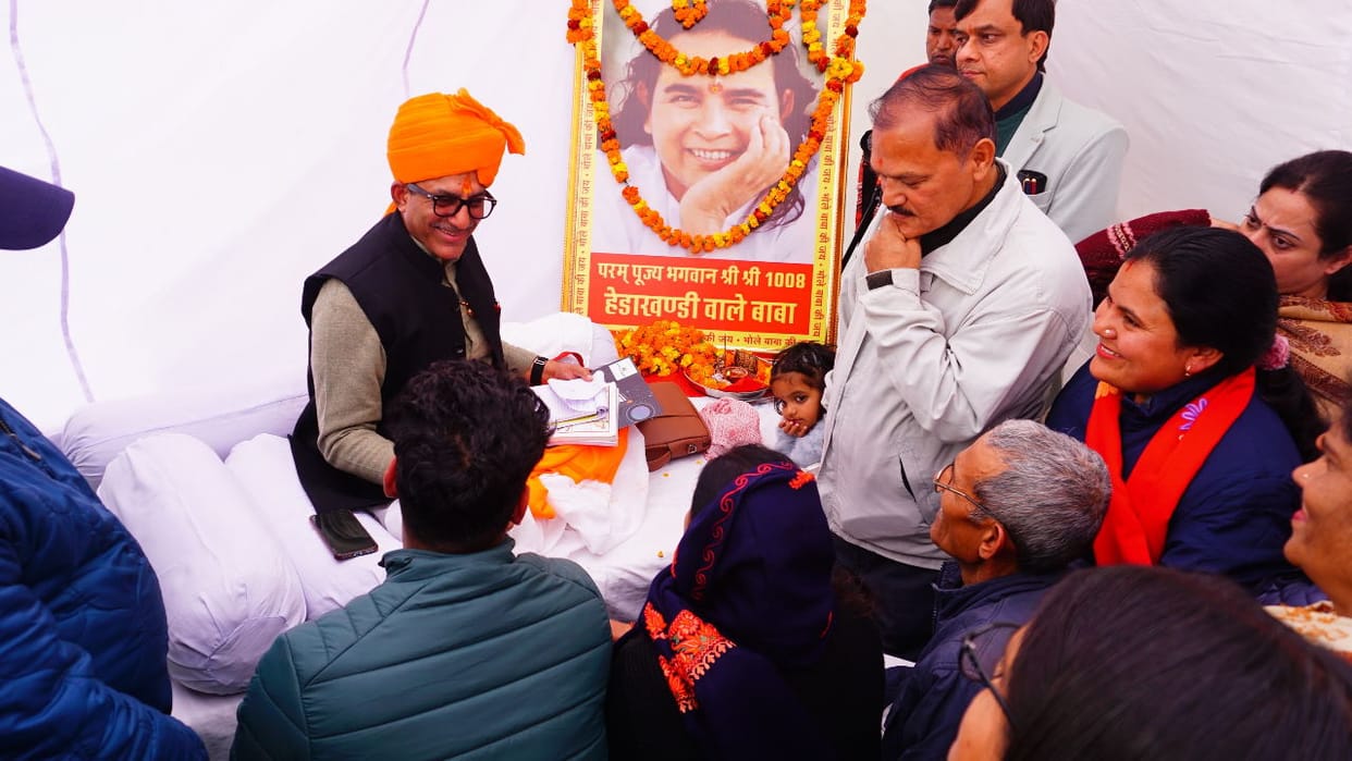 Amar Ujala Jyotish Mahakumbh 2024 in Dehradun Huge crowd gathered near Astrologer Pandit Purushottam Gaur
