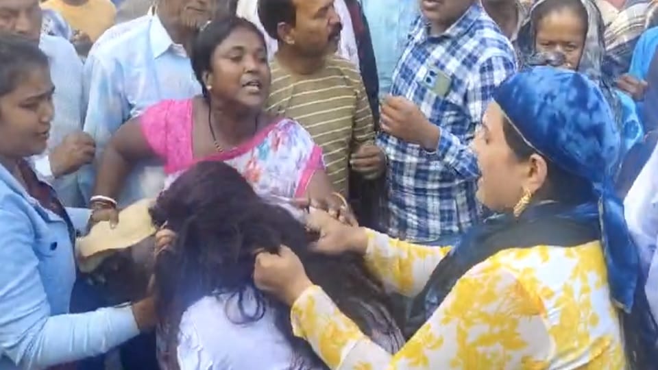 Two women created drama in middle of the road there was a fierce fight in Jagdalpur