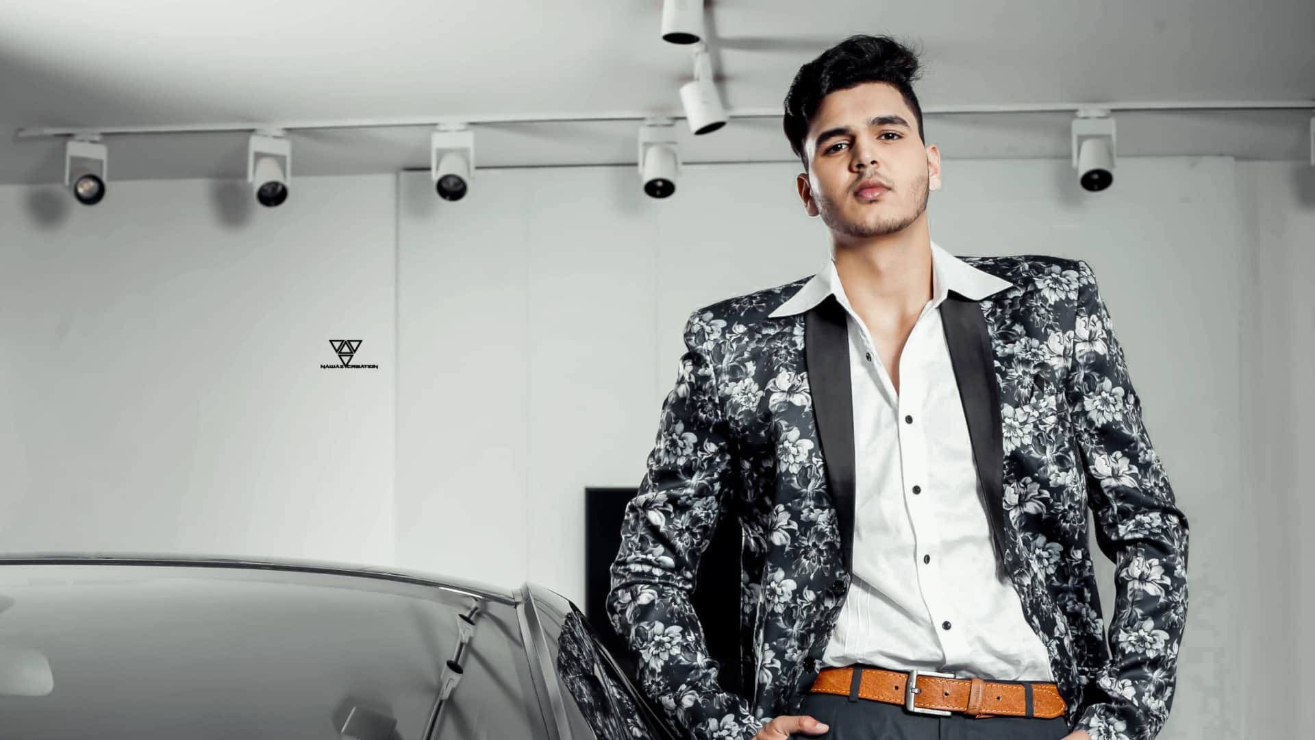 Celebrities Who Are Taller Bhavesh Kumar Amitabh Bachchan Vicky Kaushal Abhishek Bachchan