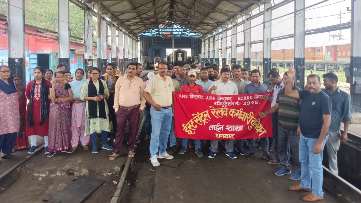 Railway employees of Dhanbad division on fast demanding restoration of old pension scheme