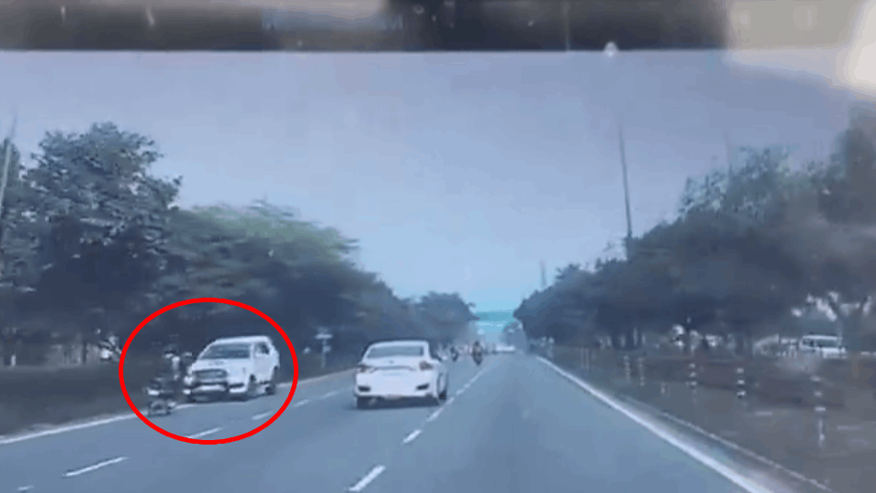 Fortuner coming from the wrong direction hit the bike viral video