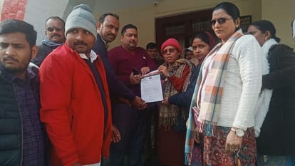 सपा महिला सभा ने सौंपा ज्ञापन