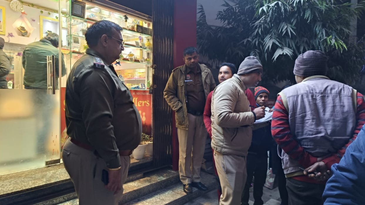 Bahadurgarh: Robbery in jewelery shop with the help of knife and pistol, shop owner stabbed and injured