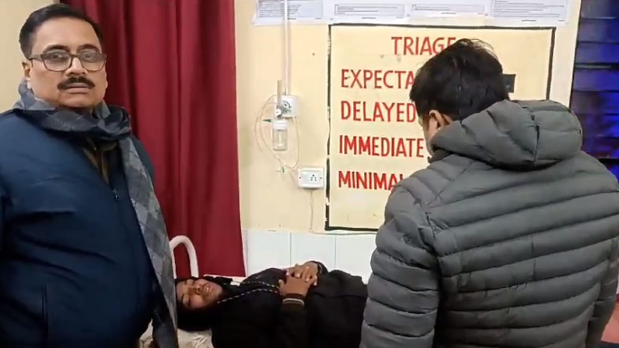 police encounter in jaunpur two criminals arrested after shot