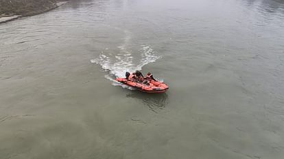 Young man jumped into the canal after calling his family