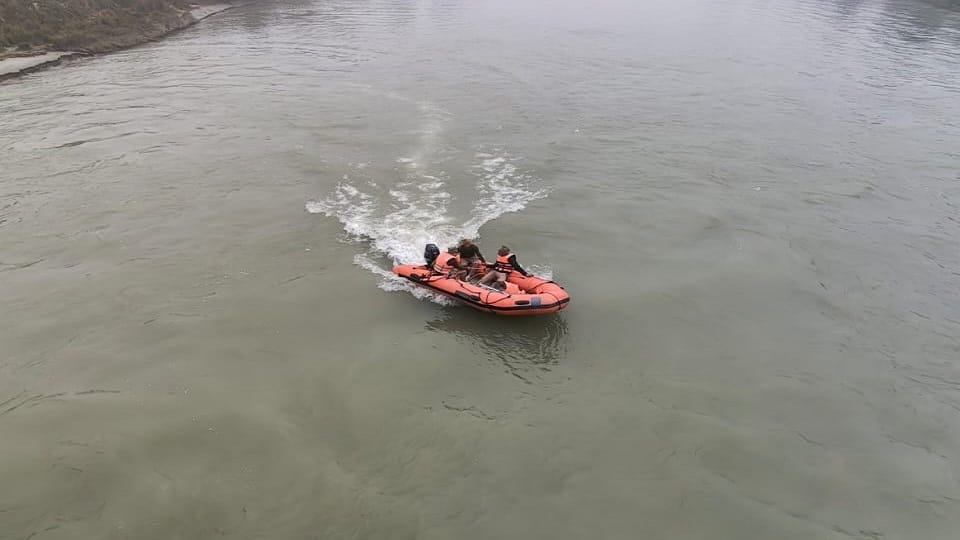 Called family and relatives sent location through mobile and then jumped into the canal