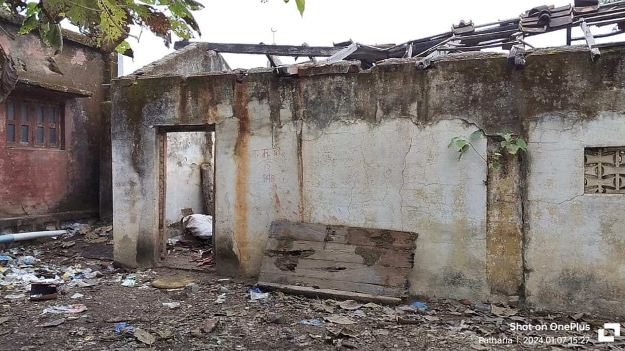 Children playing cricket were shocked after seeing human skeleton in Malkhana.