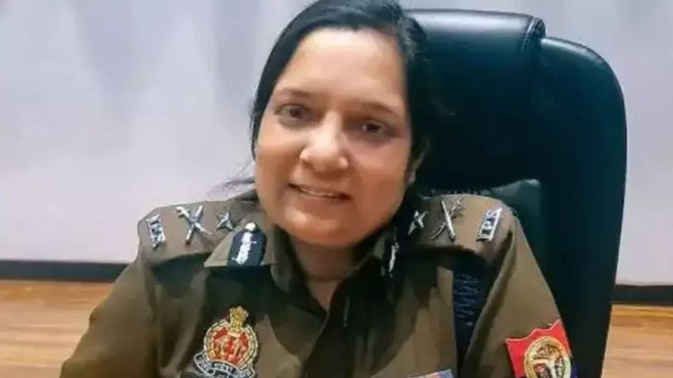 Gautam Buddha Nagar CP Lakshmi Singh conducted surprise inspection of duty point of traffic police