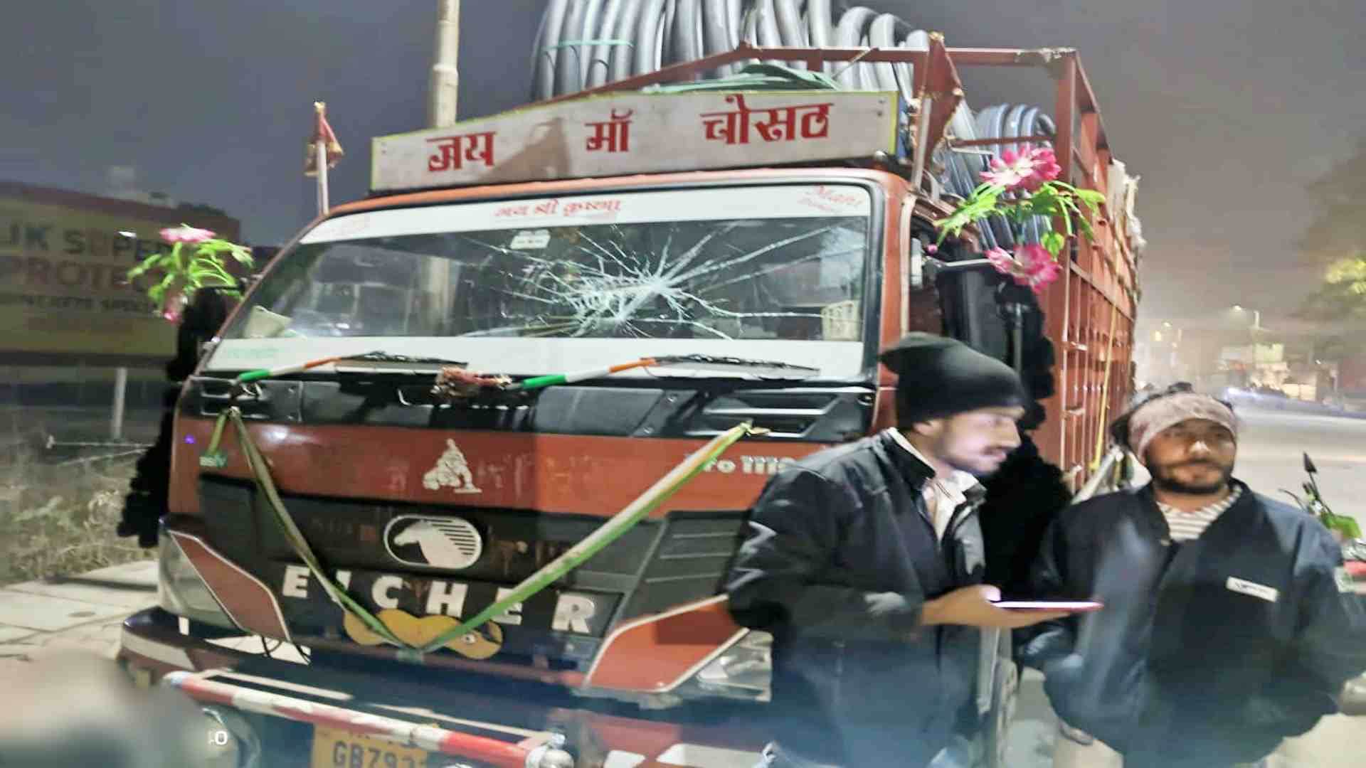 पत्थरीबाजी में टूटे वाहन के शीशे।