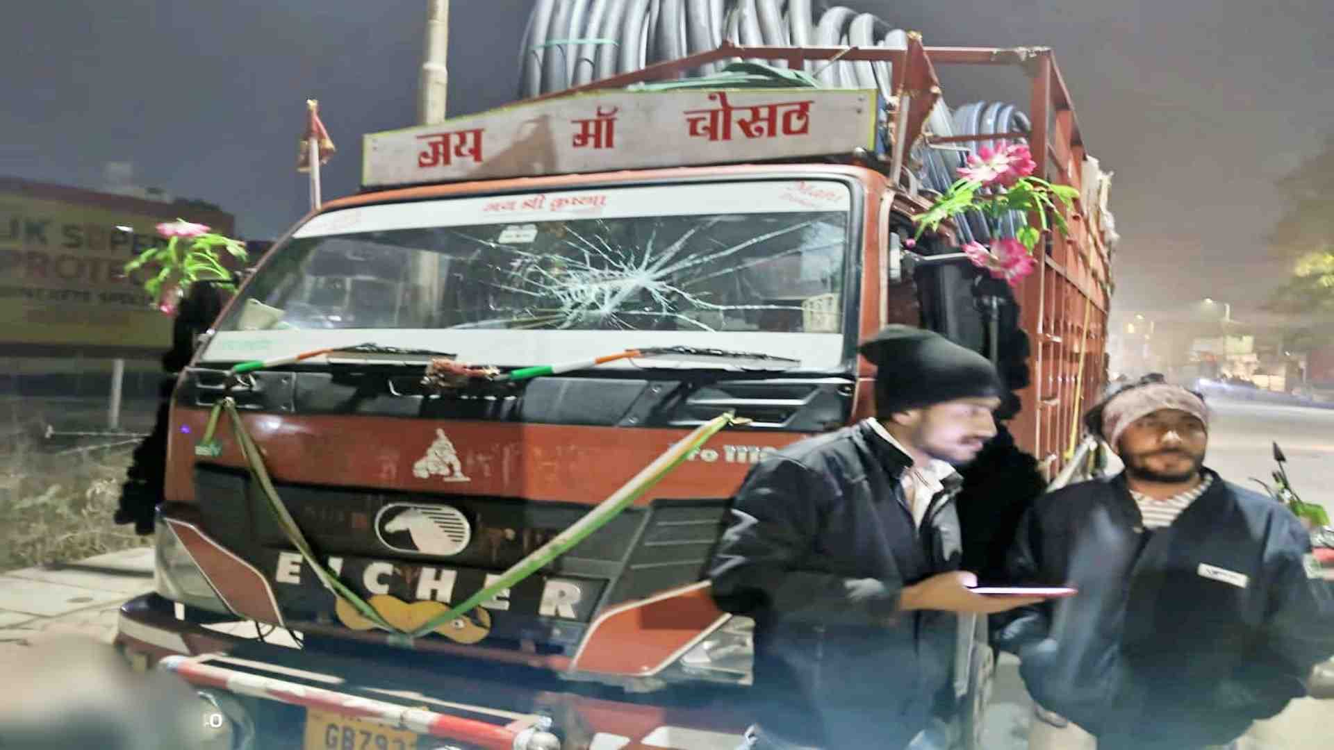 पत्थरीबाजी में टूटे वाहन के शीशे।