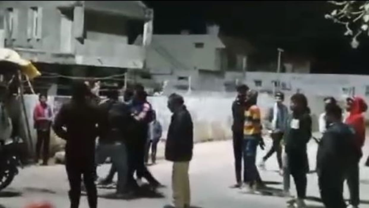 Rajasthan News: Young man beaten openly in film style, no one helped, even police did not take action