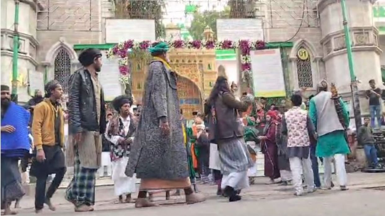 Khawaja Garib Nawaz Urs Flag of 812th Urs hoisted at Dargah of Khawaja Garib Nawaz in Ajmer