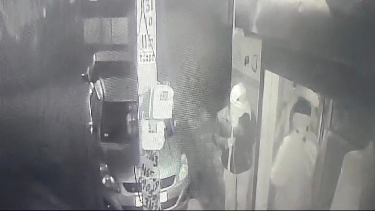 Five masked thieves entered shop with iron rods in Fatehabad, caught in CCTV
