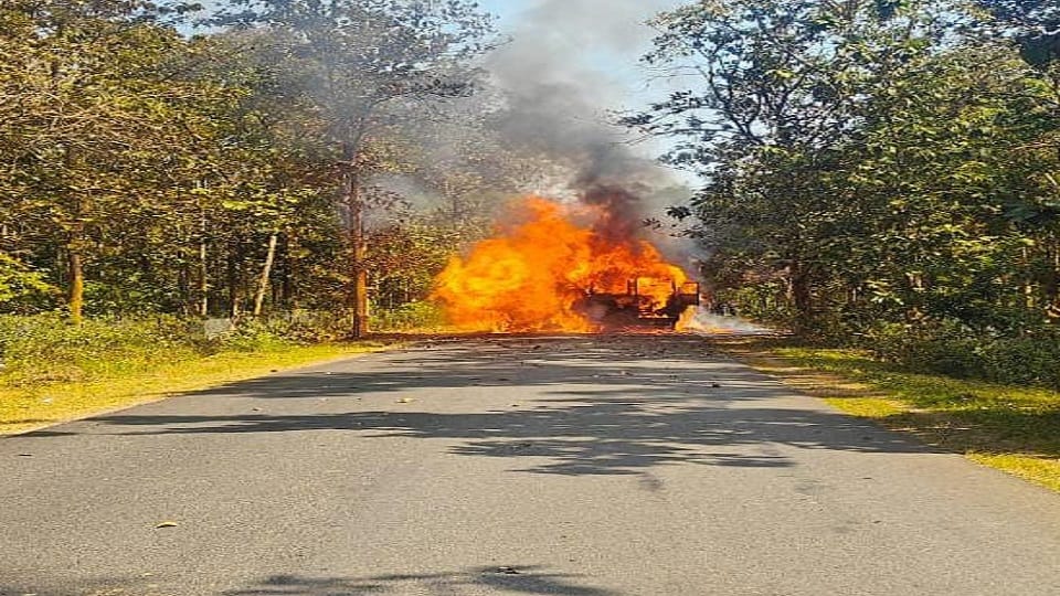 Fire broke out due to burst tire in a truck carrying chicken feed in Jagdalpur
