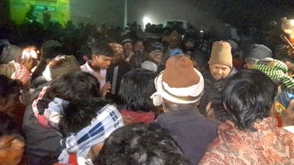 Hathras News: ट्रैक्टर-ट्रॉली पलटने से भतीजे की मौत, जेसीबी से निकाला शव, चाचा घायल Nephew dies, uncle injured after tractor-trolley overturns