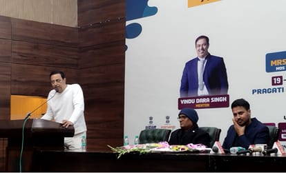 द हाट ऑफ आर्ट एग्जीबिशन के बारे में लोगों को बताते हुए अभिनेता बिंदू दारा सिंह