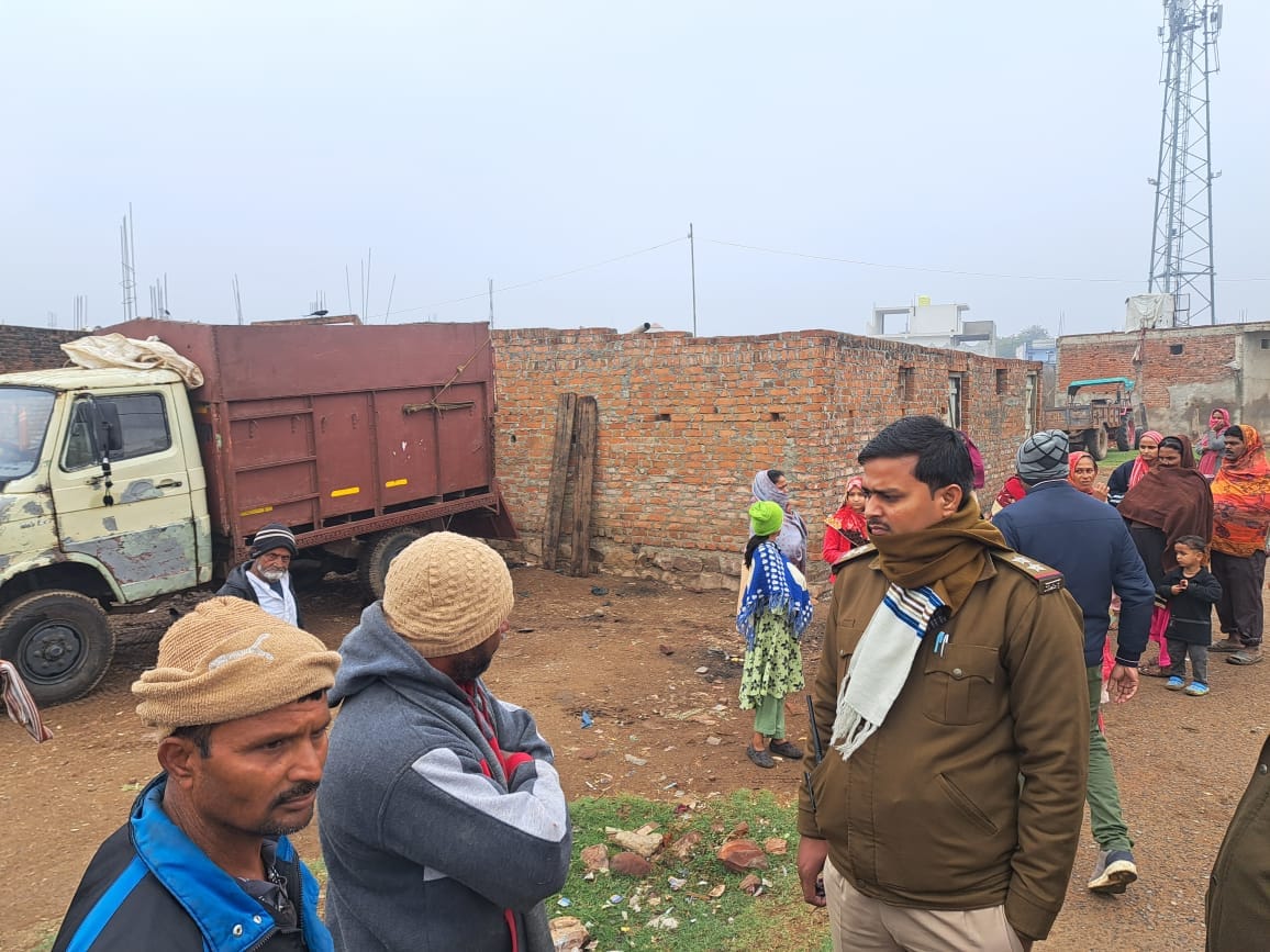 Police found 4200 kg bones of animals in the butcher market of Damoh, which were being loaded in a mini truck.