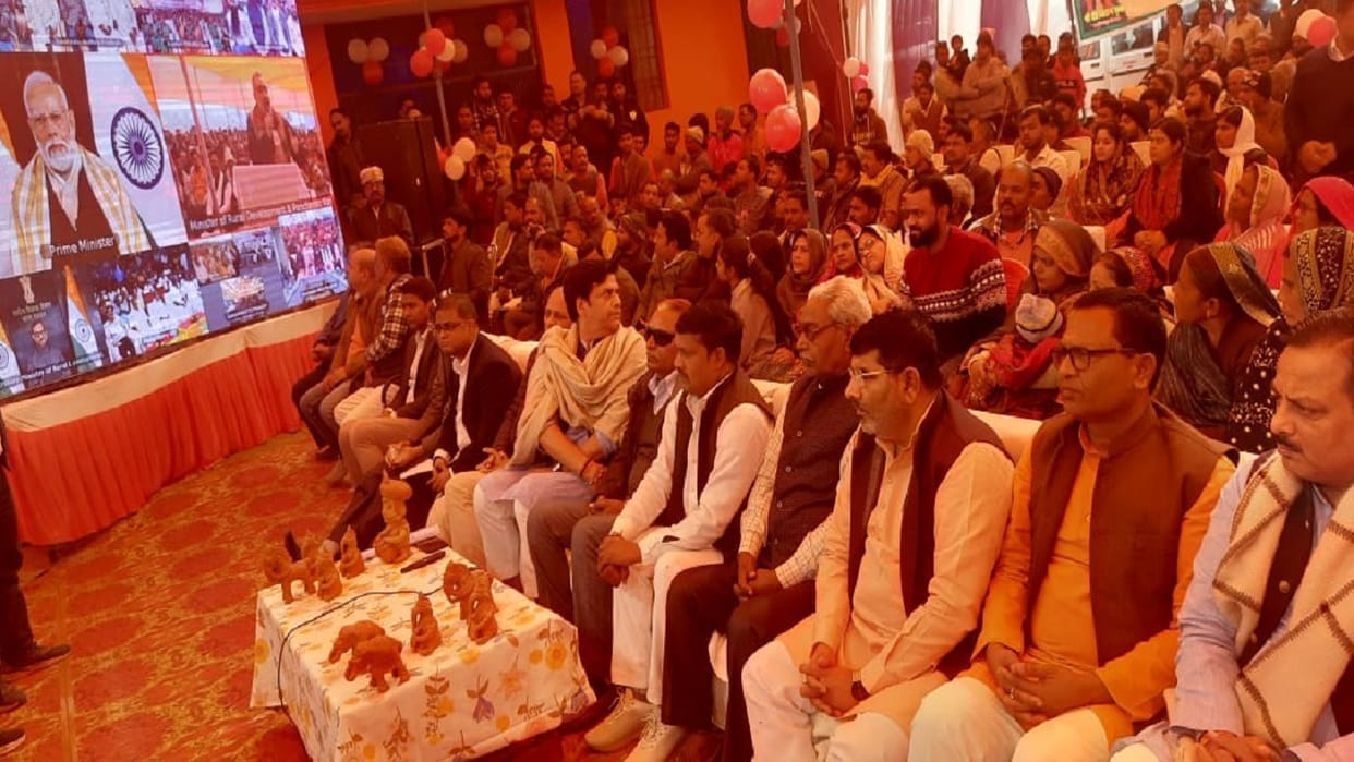 Viksit Bharat Sankalp Yatra PM Modi interacted with artisans of Gorakhpur