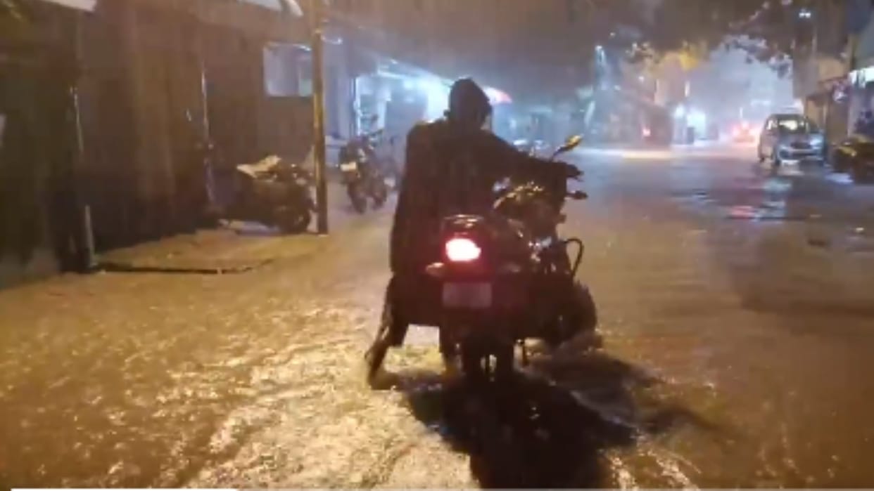 Rainfall  in Tamil Nadu watterlogging condition holiday has been declared in schools and colleges