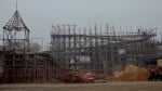 नुमाइश मैदान में बन रहा केदारनाथ मंदिर और बाबा अमरनाथ की गुफा का मॉडल