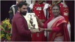 राष्ट्रपति द्रौपदी मुर्मू से अर्जुन अवॉर्ड ग्रहण करते मोहम्मद शमी