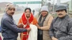 उझानी में शबनम का स्वागत करते लोग