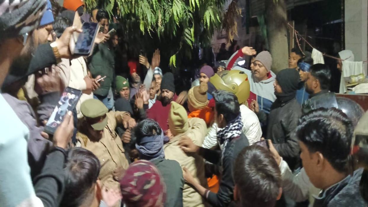 drunken truck driver crushed dozen vehicles in Agra two died in this Accident