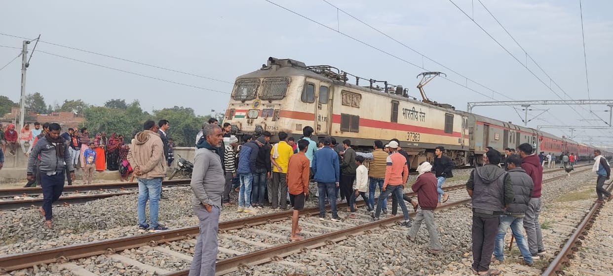 four people died after being hit by a train in Jharkhand, No one has been identified yet