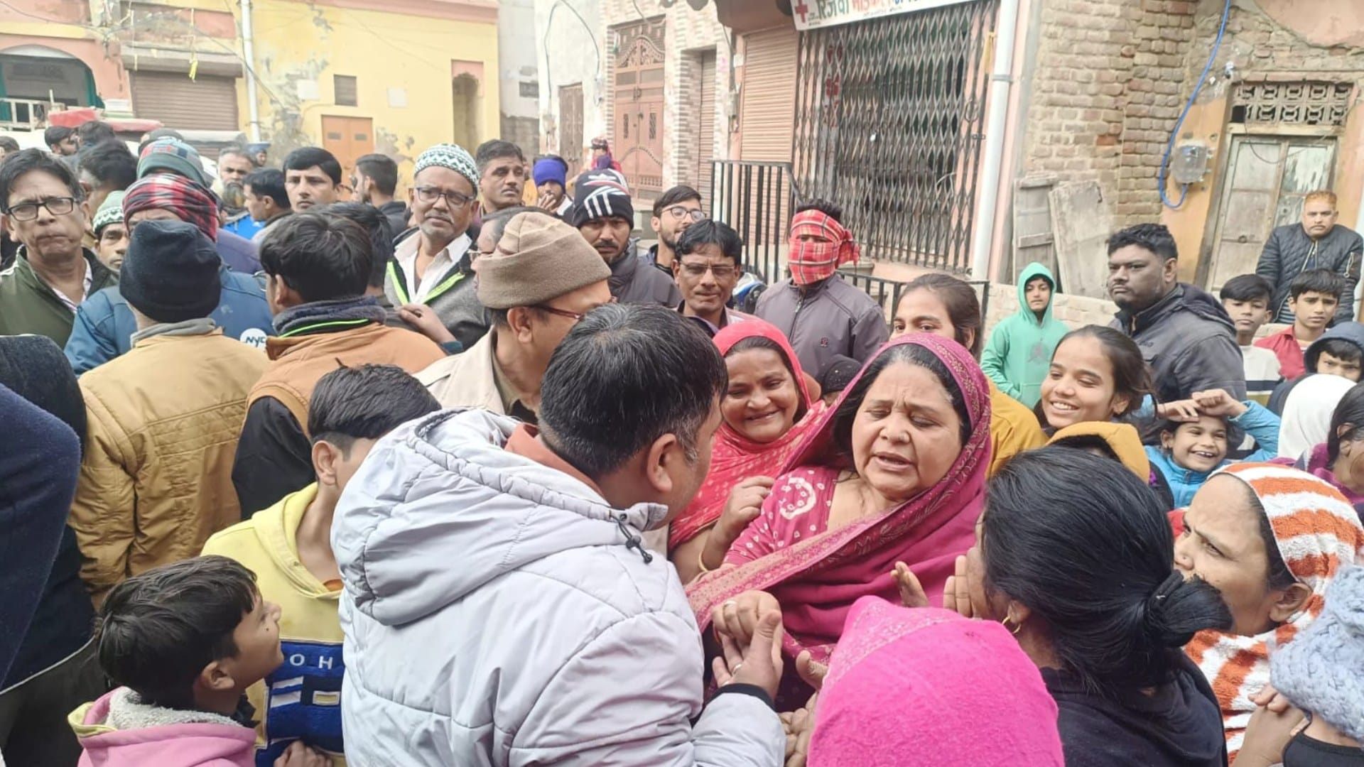 बिजली विभाग की टीम से मोहल्ले वासियों ने बदसलूकी