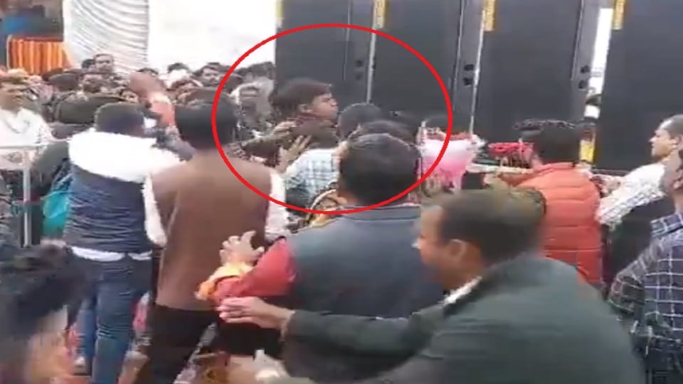 BJP worker beats up journalist in front of CM in Ambikapur