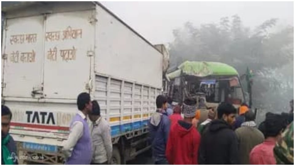 Bus going from Gopalganj to Siwan collides with truck driver killed and many passengers injured