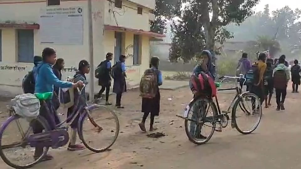 फेयरवेल पार्टी में गये शिक्षक, स्कूलों की छुट्टी
